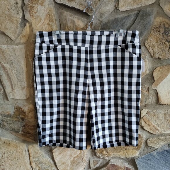 Time and Tru Black White Plaid Checks Pull On Stretch Bermuda Stretch Shorts - Picture 1 of 4